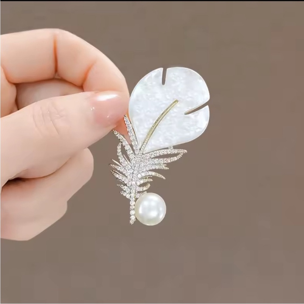 Elegant Silver leaf and pearl brooch